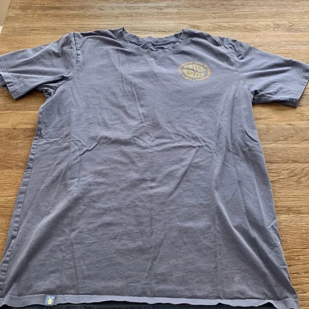 ✌️Dutch bros t-shirt size medium